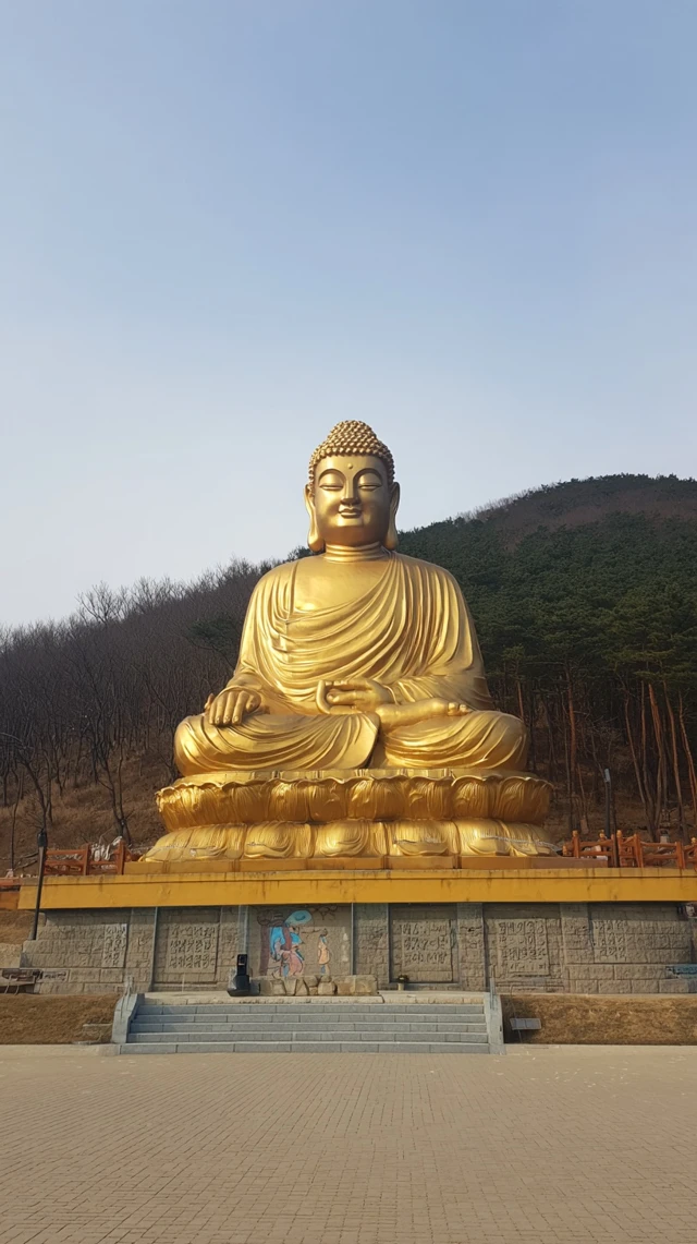 Golden Buddha Statue Serene Peaceful Scene